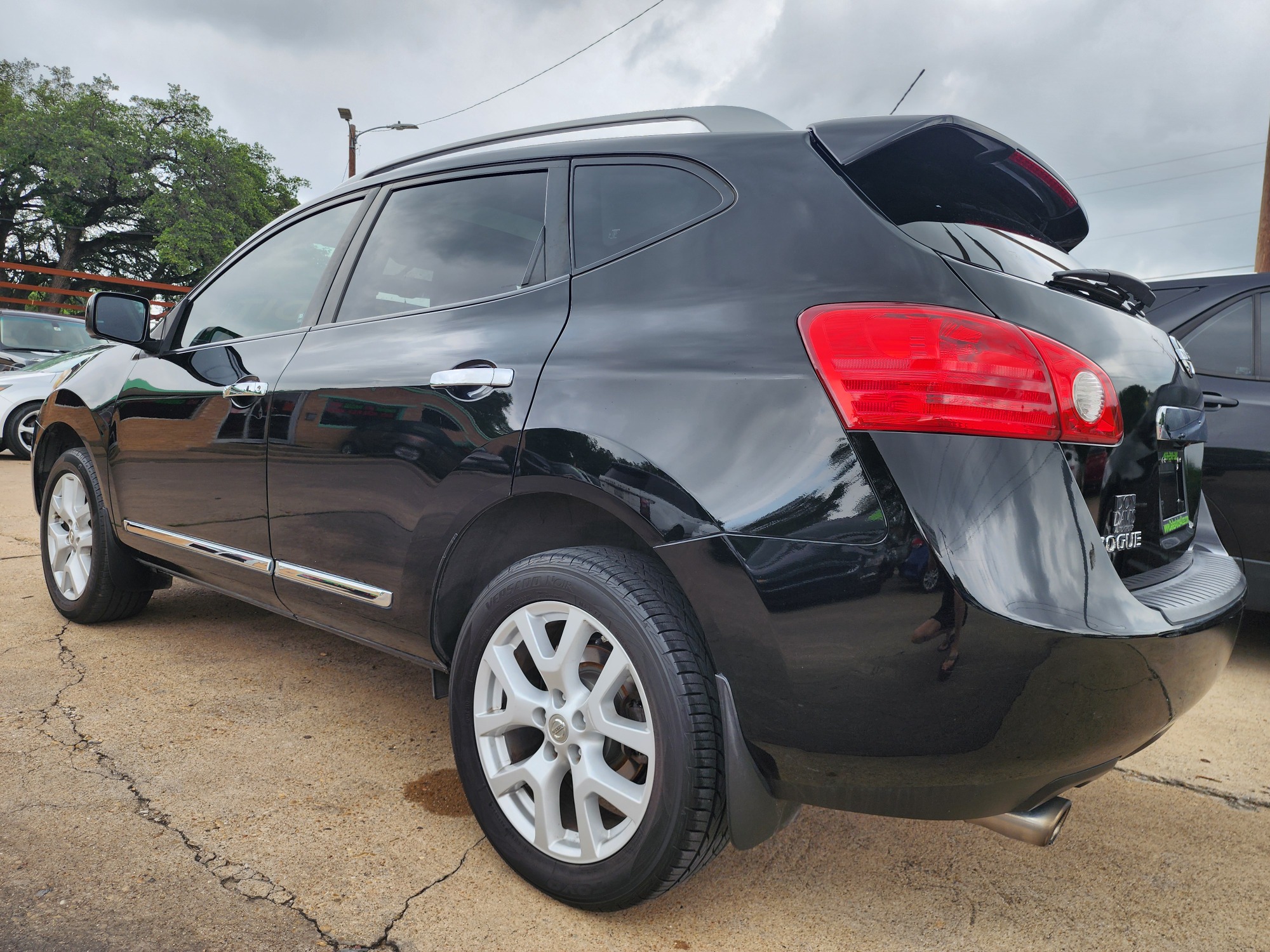 2013 BLACK Nissan Rogue SL (JN8AS5MT0DW) with an 2.5L L4 DOHC 16V engine, Continuously Variable Transmission transmission, located at 2660 S.Garland Avenue, Garland, TX, 75041, (469) 298-3118, 32.885387, -96.656776 - Welcome to DallasAutos4Less, one of the Premier BUY HERE PAY HERE Dealers in the North Dallas Area. We specialize in financing to people with NO CREDIT or BAD CREDIT. We need proof of income, proof of residence, and a ID. Come buy your new car from us today!! This is a Very clean 2013 NISSAN ROGU - Photo #5